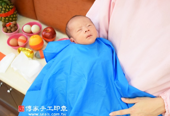 方哥哥(新北中和區到府嬰兒寶寶滿月剃頭理髮、免費到府嬰兒剃胎毛儀式吉祥話)。到府剃頭剃胎毛主持、專業拍照、DVD光碟、證書。★購買「臍帶章、肚臍章、胎毛筆刷印章」贈送：剃頭、收涎、抓周，三選一。2015.11.19 照片16
